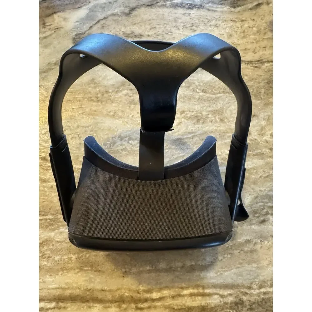Oculus Quest Standalone VR Headset Black USB-C w/ Controllers & Accessories